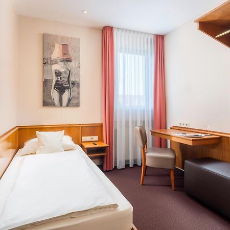Hotel Straubs Schoene Aussicht Клингерберг на Майн Екстериор снимка