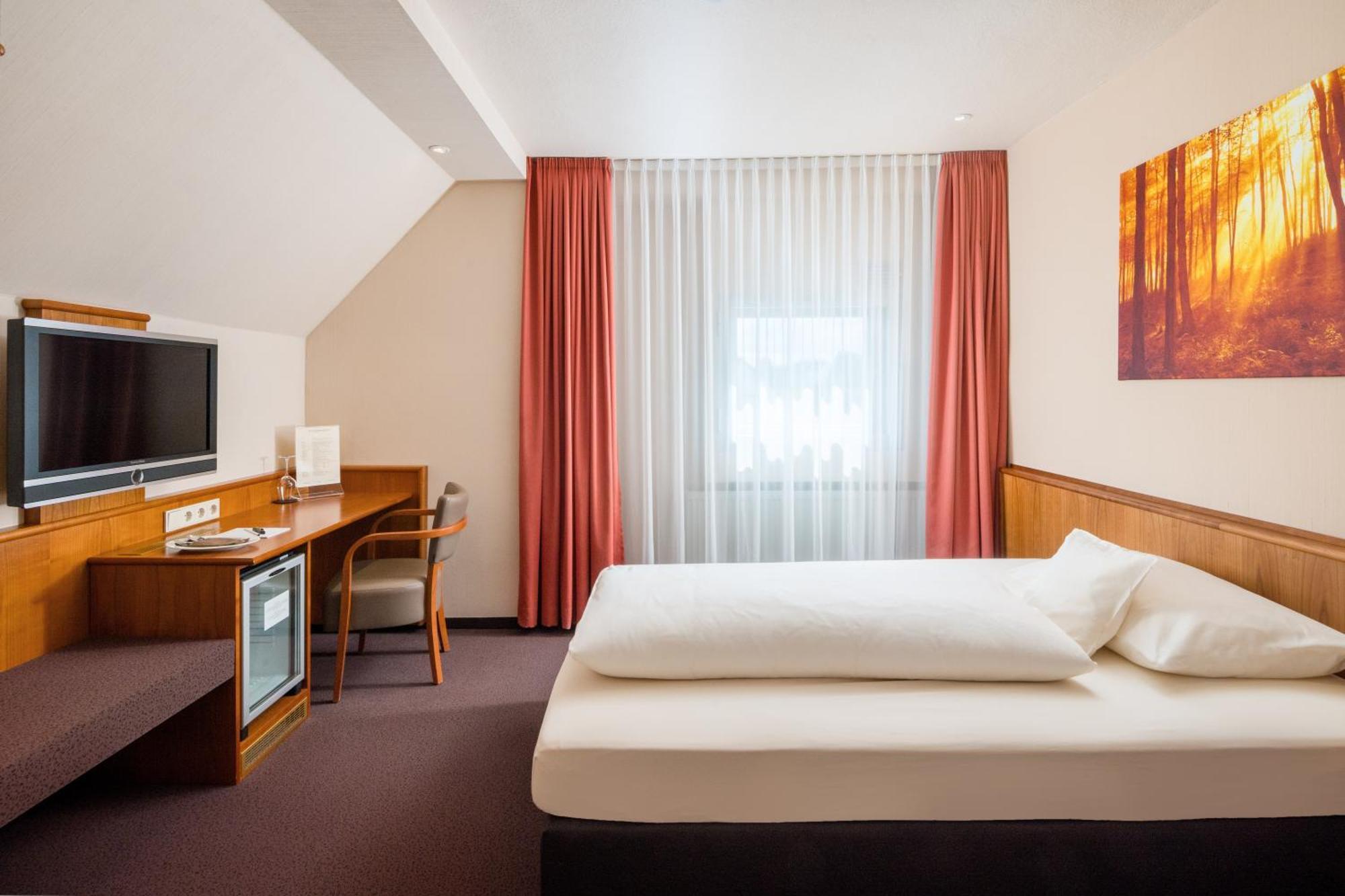 Hotel Straubs Schoene Aussicht Клингерберг на Майн Екстериор снимка