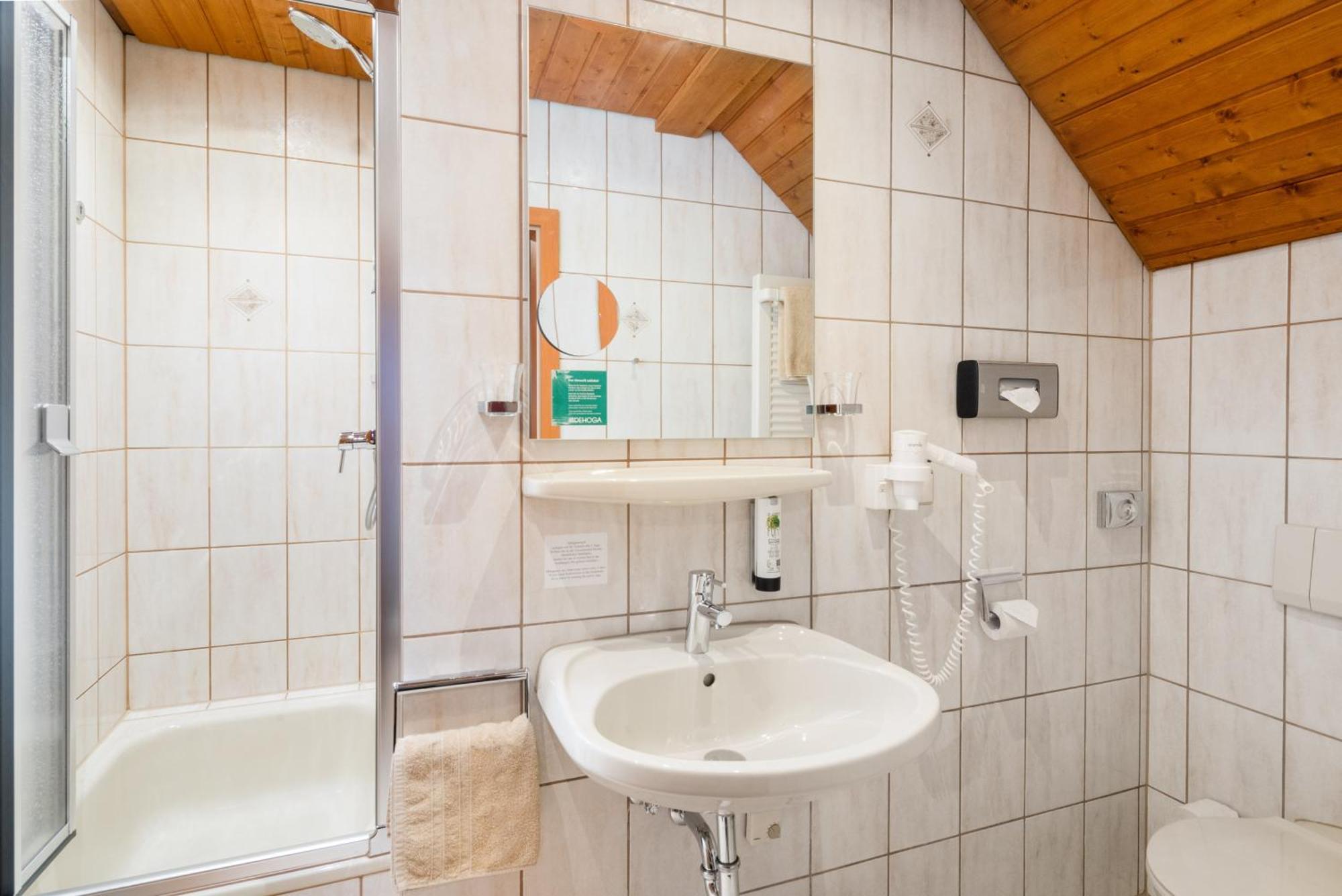 Hotel Straubs Schoene Aussicht Клингерберг на Майн Екстериор снимка