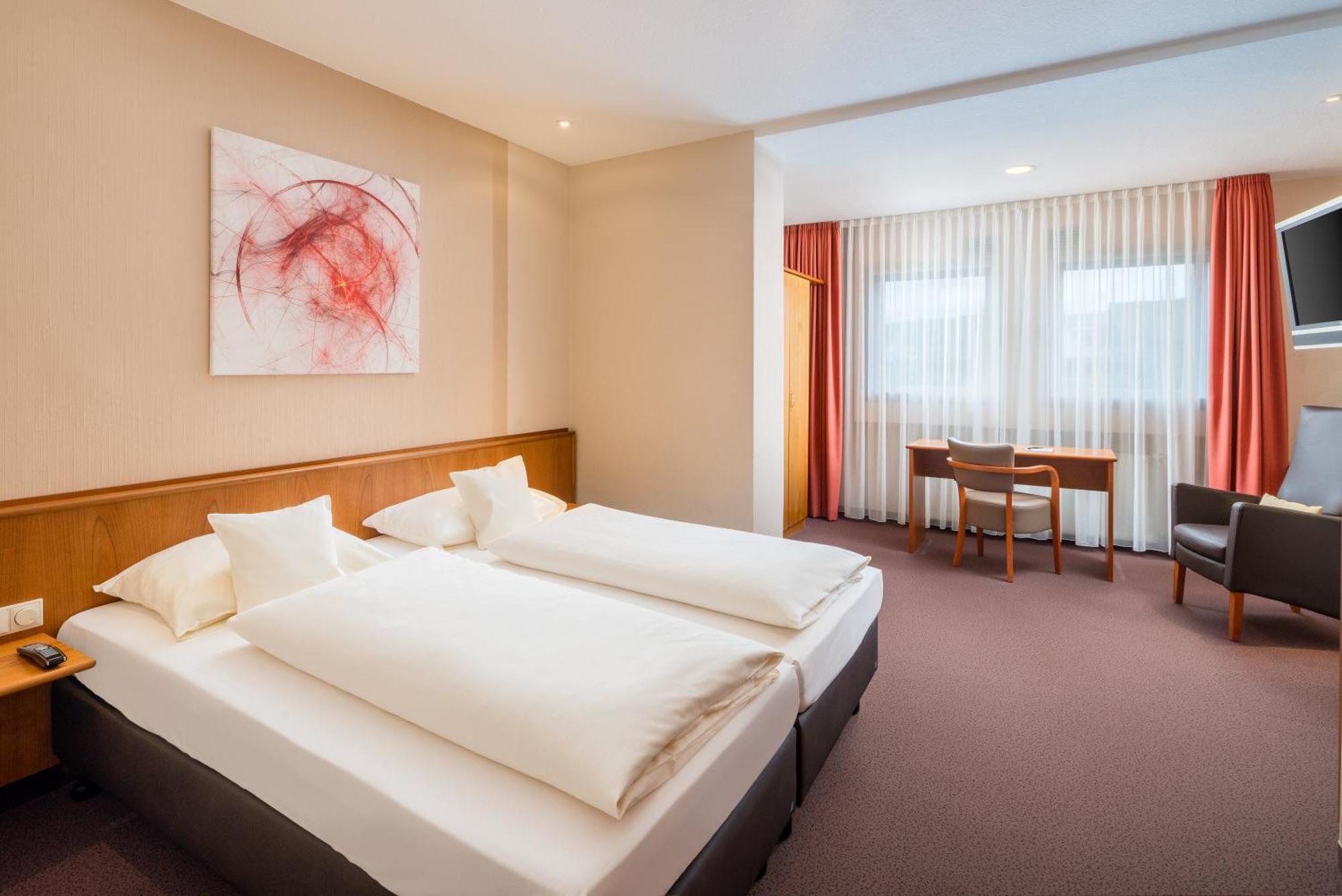 Hotel Straubs Schoene Aussicht Клингерберг на Майн Екстериор снимка