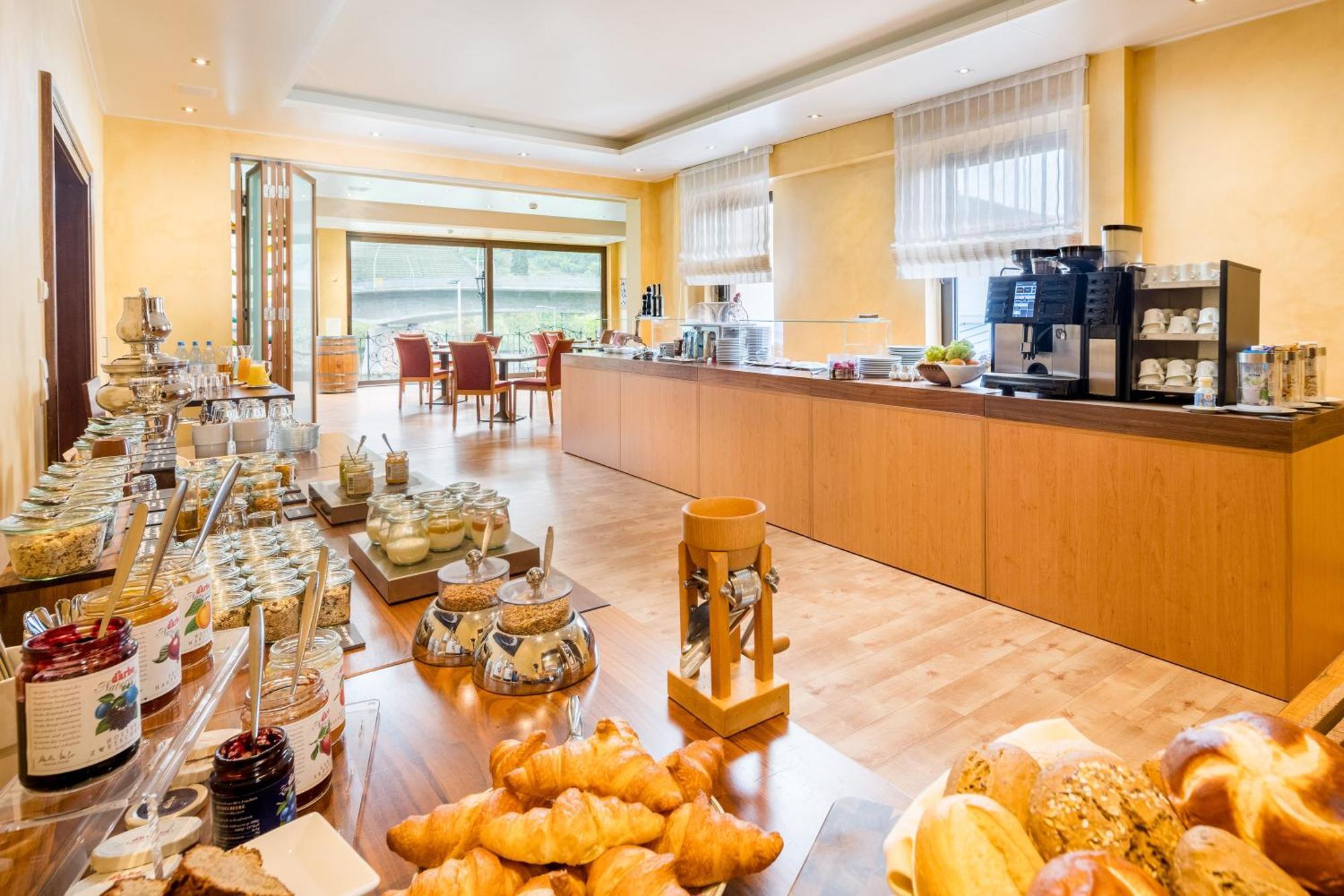Hotel Straubs Schoene Aussicht Клингерберг на Майн Екстериор снимка