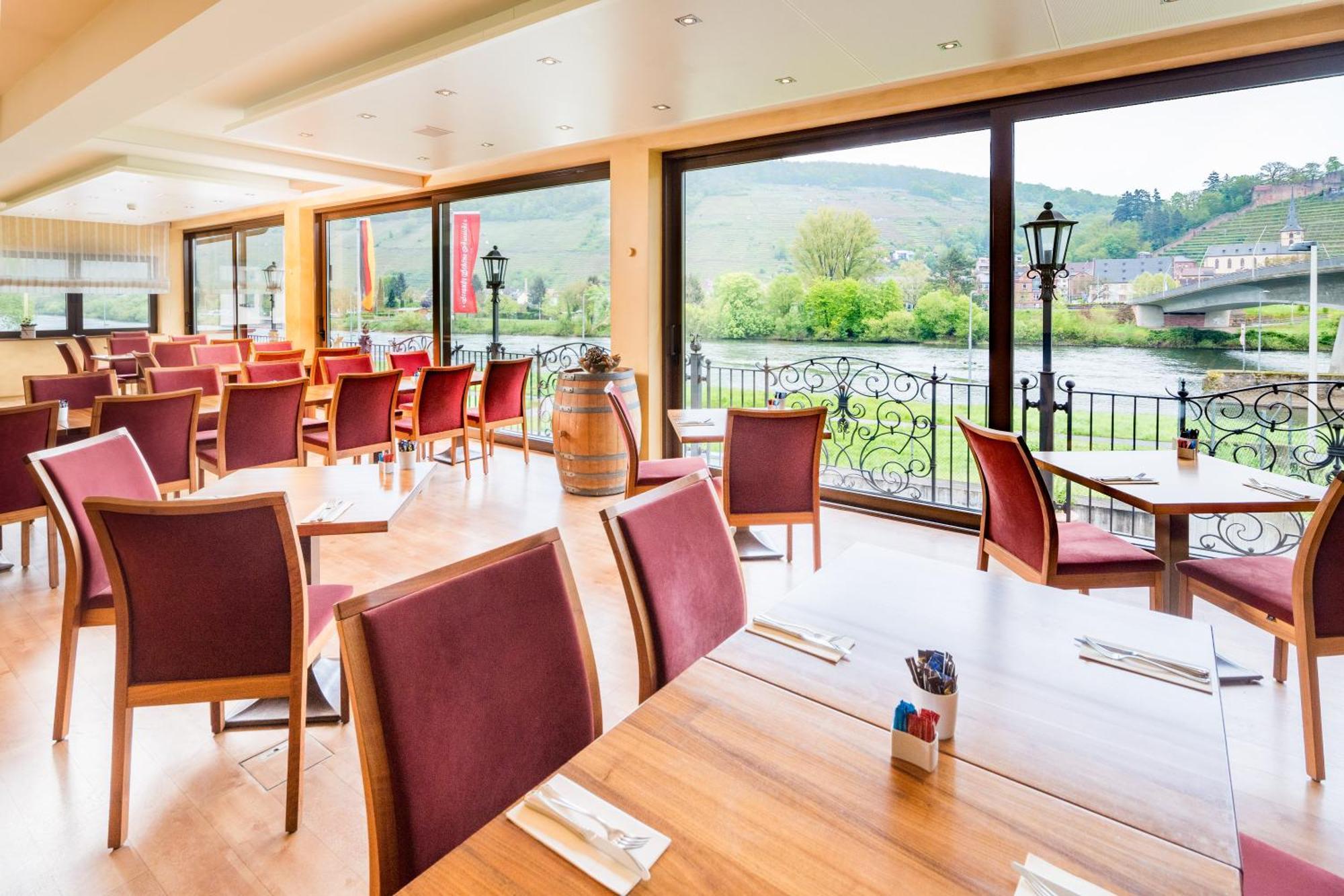Hotel Straubs Schoene Aussicht Клингерберг на Майн Екстериор снимка