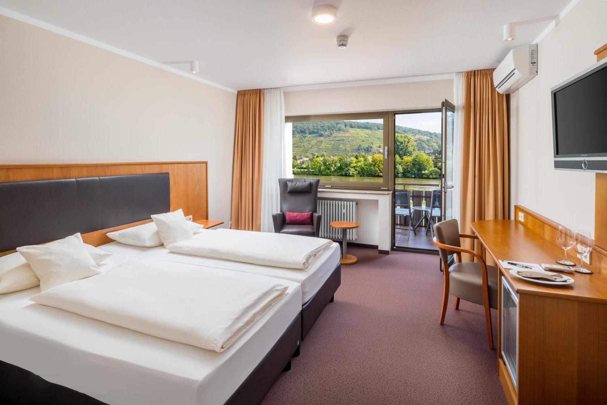 Hotel Straubs Schoene Aussicht Клингерберг на Майн Екстериор снимка