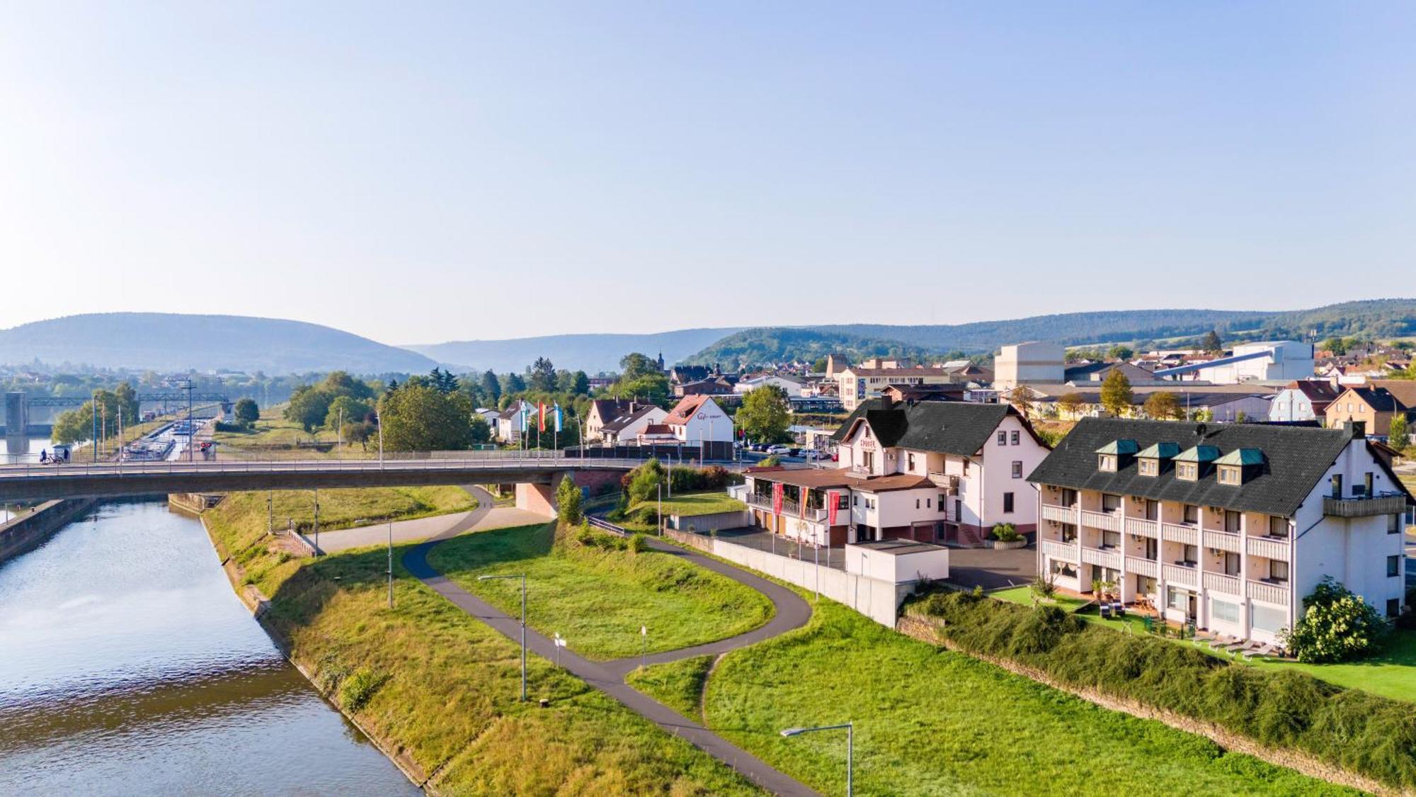 Hotel Straubs Schoene Aussicht Клингерберг на Майн Екстериор снимка