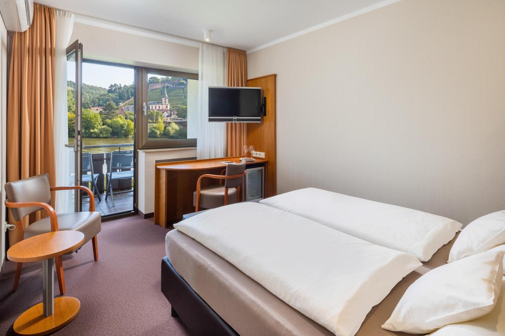 Hotel Straubs Schoene Aussicht Клингерберг на Майн Екстериор снимка