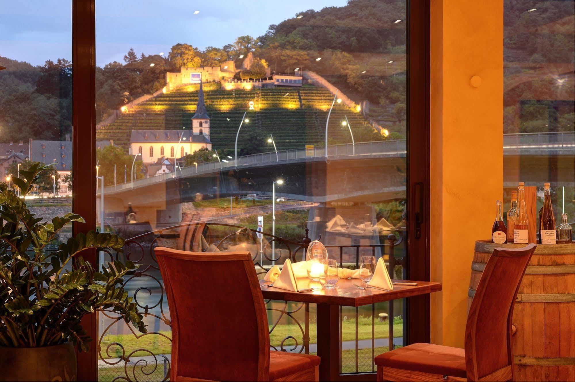 Hotel Straubs Schoene Aussicht Клингерберг на Майн Екстериор снимка