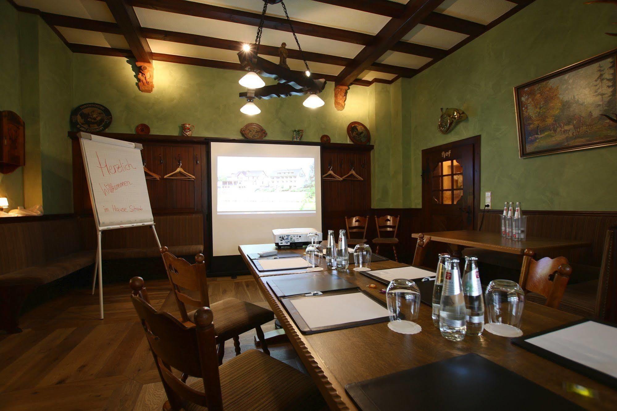 Hotel Straubs Schoene Aussicht Клингерберг на Майн Екстериор снимка