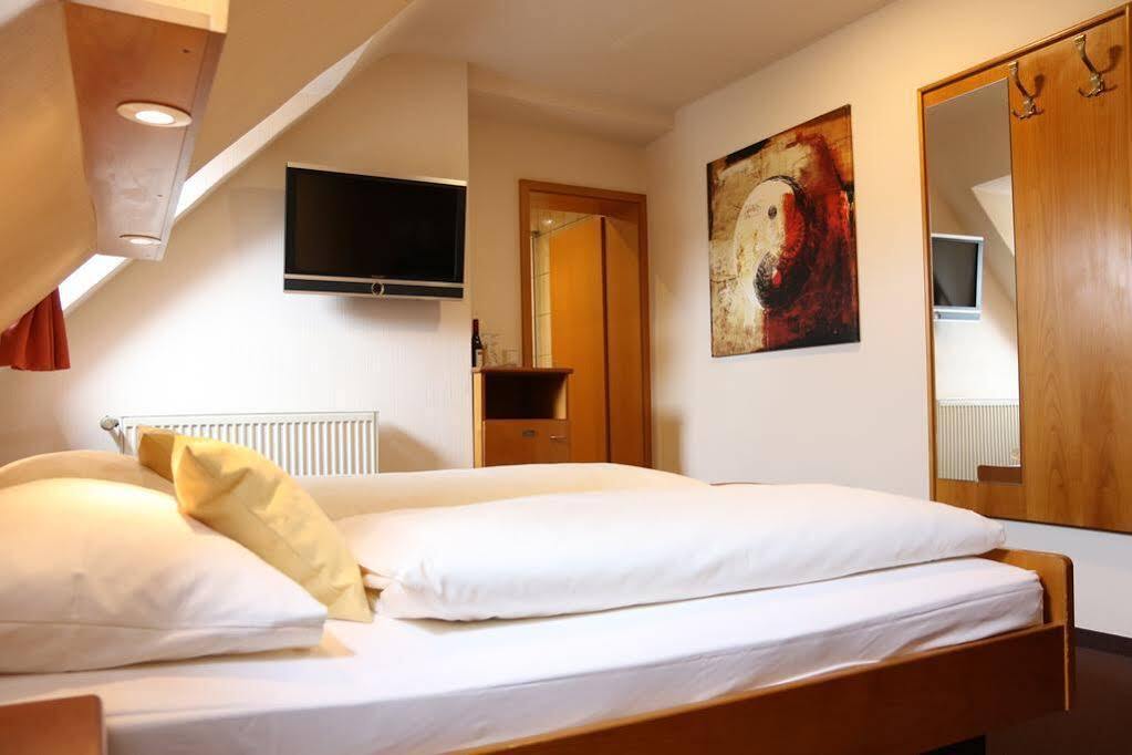 Hotel Straubs Schoene Aussicht Клингерберг на Майн Екстериор снимка