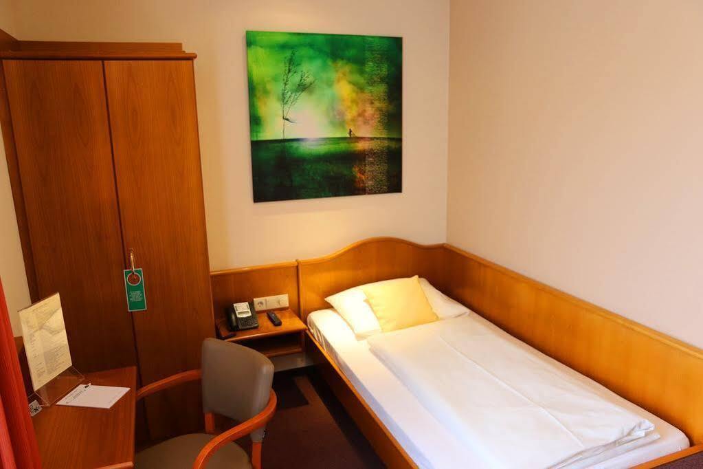 Hotel Straubs Schoene Aussicht Клингерберг на Майн Екстериор снимка